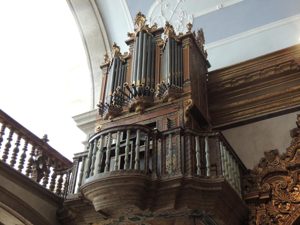 Pipe organ looking all pipish